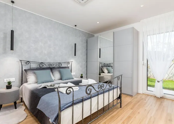 Grofica- Beheizter Pool- Taverne- Strandnaehe By Interhome