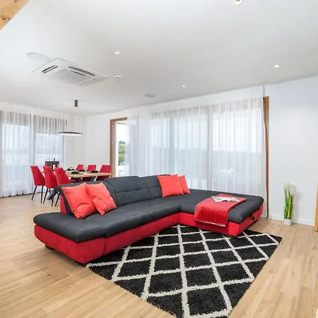 Casa vacanze Grofica- Beheizter Pool- Taverne- Strandnaehe By Interhome *